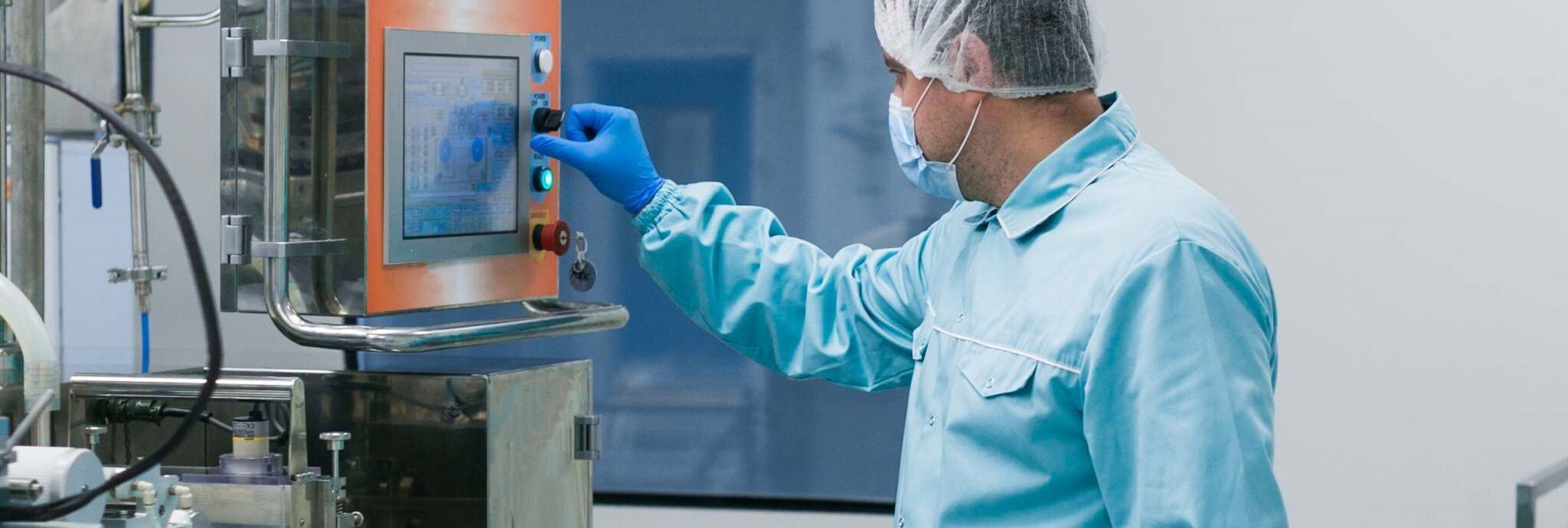profissional dando manutenção em equipamento