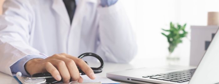 médico fazendo consulta online